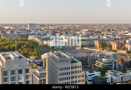 BERLIN, DEUTSCHLAND - 18 April 2019: Antenne Stadtbild mit Denkmal für die ermordeten Juden Europas, Tiergarten, Reichstag und Charite bei Su Stockfoto