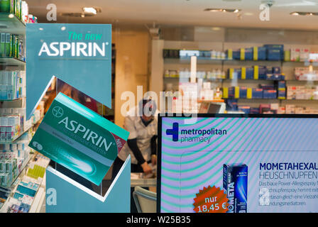 BERLIN, DEUTSCHLAND - 19 April 2019: Der neue Aspirin 500 mg von Bayer im Metropolitan Pharmacy Fenster, zum Flughafen Tegel. Aspirin ist ein Arzneimittel, das dazu dient, trea Stockfoto