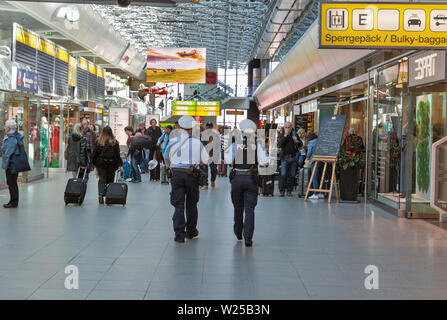 BERLIN, DEUTSCHLAND - 20 April, 2019: Polizei Patrouille in den Flughafen Tegel. Polizei auf hohe Terror alert warnte hyper, wachsam zu sein. Berlin ist die Hauptstadt und l Stockfoto