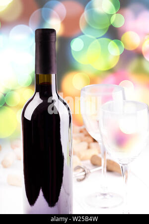 Rotwein Gläser, Flaschen und Korken. Auf farbigem Hintergrund Stockfoto