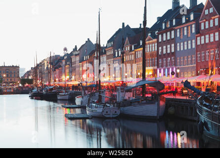 Blick auf Nyhavn in Kopenhagen, Dänemark in einem Frühling Abend Stockfoto