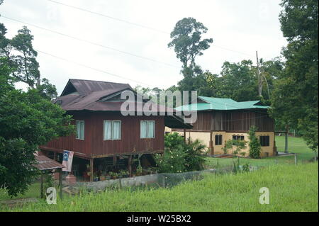Pfahlbauten in ländlichen Malaysia Stockfoto