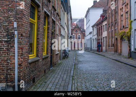 Malerische alte Straße von Brügge mit traditionellen mittelalterlichen Häusern, gepflasterten Straße und Fahrrad. Stadtbild von Brügge Straßen. Stockfoto