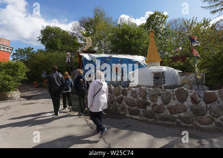 Menschen zu Fuß in Freistadt Christiania, eine absichtliche Gemeinschaft im Stadtteil Christianshavn in Kopenhagen, Dänemark. Stockfoto