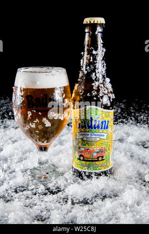 Peniscola, Castellon, Spanien, Mai 08, 2019: badum Bier im Glas serviert sehr Schaumbildung. Close Up. Stockfoto