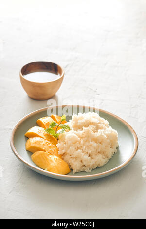 Thai-Stil tropischen Dessert Klebreis mit Mangos essen Stockfoto