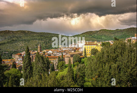 Italienischen Stadt Tivoli in der Nähe von Rom mit dramatischen stürmischen Himmel. Stockfoto