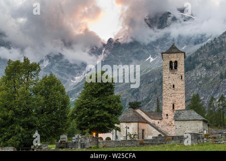 Alte Kirche die Berge bei Sonnenuntergang. Macugnaga, Alpen Stockfoto