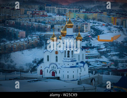 Kamtschatka, Russland - 7 Jan 2019: Blick auf die Kirche in Petropavlovsk-Kamchatskiy, Russland Stockfoto