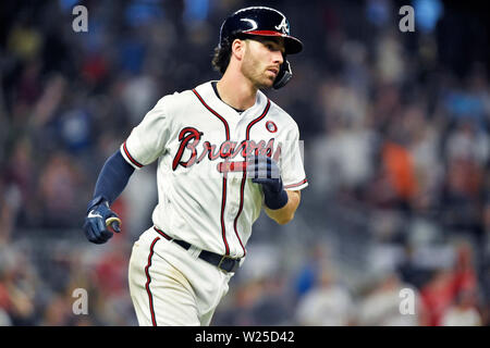 Atlanta, GA, USA. 04. Juli, 2019. Atlanta Braves shortstop Dansby Swanson Umläufe First Base nach Auftreffen auf ein achten Inning home run während einer MLB Spiel gegen die Philadelphia Phillies bei SunTrust Park in Atlanta, GA. Austin McAfee/CSM/Alamy leben Nachrichten Stockfoto