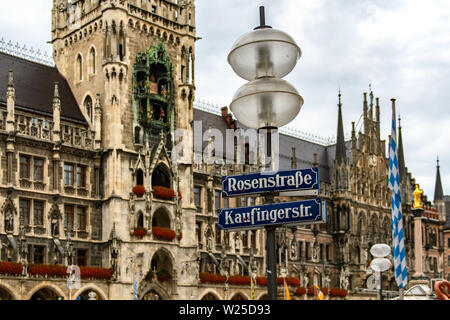 München, Deutschland - Apr 2017: Straßenlaterne mit Straßenschilder auf dem Hintergrund der Alten Rathaus der gotischen Architektur. Herbst regen. Stockfoto