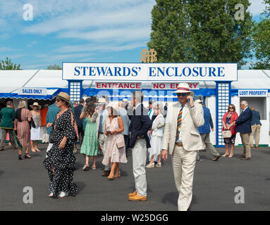 Menschenmassen außerhalb der Stewards Enclosure am Henley Royal Regatta, Henley-on-Thames, Berkshire, England, Großbritannien Stockfoto