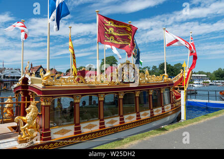 Gloriana. der Königin Lastkahn, am Ufer des Flusses Themse während der henley Royal Regatta (2019) festgemacht, Henley-on-Thames, England, Großbritannien Stockfoto