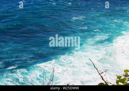 Tiefblaues Meer und weißer Schaum von Wave Crush Stockfoto