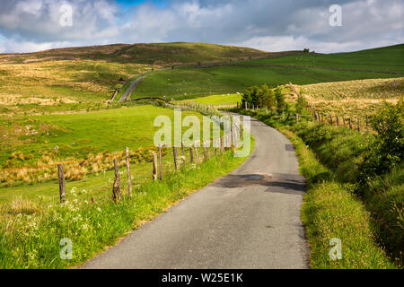 UK, Cumbria, Sedbergh, einspurige Straße Firbank fiel, unter Fox's Kanzel auf Master Knott Stockfoto