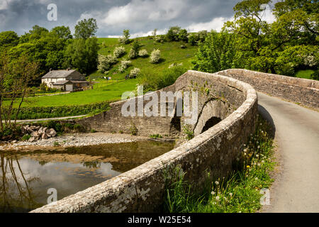 UK, Cumbria, Sedbergh, Lowgill, armbeuge Lune, Poolhaus, isolierte Cottage an der Brücke über den Fluss Lune Stockfoto