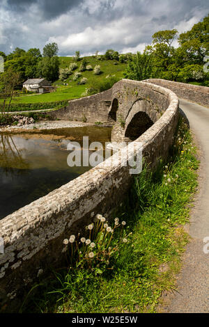 UK, Cumbria, Sedbergh, Lowgill, armbeuge Lune, Poolhaus, isolierte Cottage an der Brücke über den Fluss Lune Stockfoto