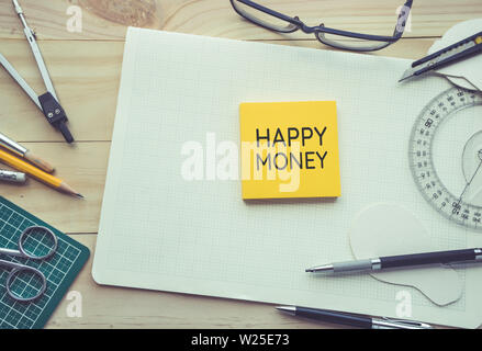 Glücklicher Montag mit Notepad auf Arbeitstisch mit Elementen der Werkzeuge, Ausrüstung. Kreativität Dekoration Design und handgefertigten Konzepte Stockfoto