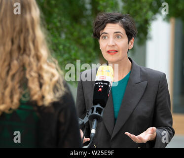 04 Juli 2019, Berlin: Anna-Lena von Hodenberg, Geschäftsführer der HateAid GmbH, nach einer Pressekonferenz über die Gründung der Organisation. HateAid will Menschen, die mit beleidigenden und diskriminierenden Aussagen im Netz konfrontiert sind, zu helfen. Foto: Soeren Stache/dpa Stockfoto