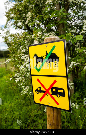 UK, Cumbria, Sedbergh, Hebblethwaites, Appleby Horse Fair Vorbereitung, Zeichen verhindert Zigeunerwagen oder Traveller's Pferd gezogenen Fahrzeugen aus overnig Stockfoto