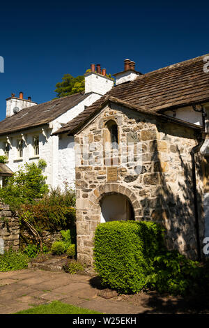 UK, Cumbria, Sedbergh, Brigflatts, Religiöse Gesellschaft der Freunde, 1675 Quaker Meeting House Exterior, Veranda Stockfoto