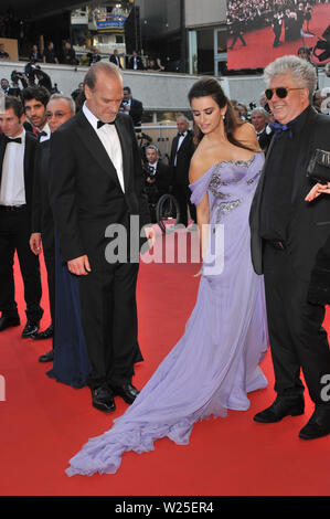 CANNES, Frankreich. 19. Mai 2009: Penelope Cruz, Pedro Almodovar & Lluis Homar bei der Premiere ihres neuen Films "Zerrissene Umarmungen" in Konkurrenz am 62. Festival de Cannes. © 2009 Paul Smith/Featureflash Stockfoto