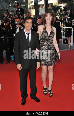 CANNES, Frankreich. Mai 24, 2009: Charlotte Gainsbourg & Yvan Attal bei der Schließung Awards Gala am 62. Festival de Cannes. © 2009 Paul Smith/Featureflash Stockfoto