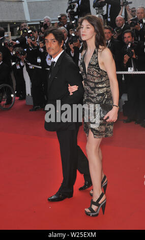 CANNES, Frankreich. Mai 24, 2009: Charlotte Gainsbourg & Yvan Attal bei der Schließung Awards Gala am 62. Festival de Cannes. © 2009 Paul Smith/Featureflash Stockfoto