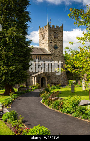 UK, Cumbria, Sedbergh, finkle Street, St Andrew's Pfarrkirche Blumen gesäumten Weg zum Eingangsportal im Frühsommer Stockfoto