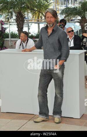 CANNES, Frankreich. Mai 24, 2009: Mads Mikkelsen am Fotoshooting für seinen Film "Coco Chanel & Igor Stravinsky" auf der 62. Festival de Cannes. © 2009 Paul Smith/Featureflash Stockfoto