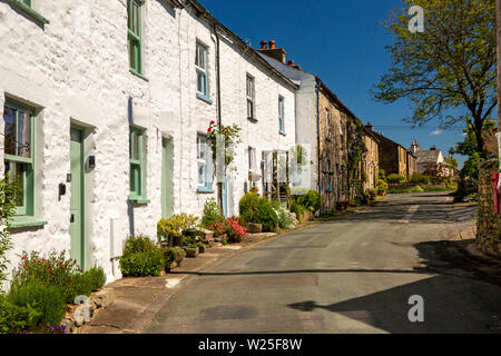 UK, Cumbria, Sedbergh, Millthrop, Stein gebaut und weiß getünchten Häuschen auf der Straße durch Weiler