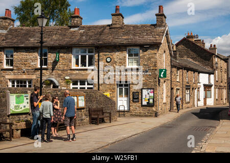 UK, Cumbria, Sedbergh, Besucher auf der Main Street am Dales & Seen Book Center und Tourist Information Center Stockfoto