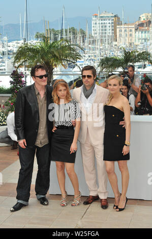 CANNES, Frankreich. 20. Mai 2009: Brad Pitt, Diane Kruger, Quentin Tarantino & Melanie Laurent am Fotoshooting für ihren neuen Film 'Inglourious Basterds' im Wettbewerb auf das 62. Festival de Cannes. © 2009 Paul Smith/Featureflash Stockfoto