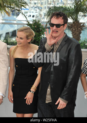 CANNES, Frankreich. 20. Mai 2009: Quentin Tarantino & Diane Kruger am Fotoshooting für ihren neuen Film 'Inglourious Basterds' im Wettbewerb auf das 62. Festival de Cannes. © 2009 Paul Smith/Featureflash Stockfoto