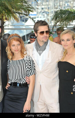 CANNES, Frankreich. 20. Mai 2009: Brad Pitt mit Diane Kruger & Melanie Laurent (links) am Fotoshooting für ihren neuen Film 'Inglourious Basterds' im Wettbewerb auf das 62. Festival de Cannes. © 2009 Paul Smith/Featureflash Stockfoto