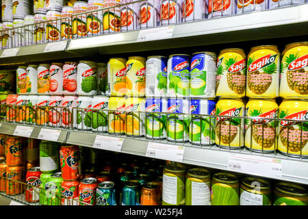 Asiatischen Supermarkt "Go Asia" Regale im Supermarkt, Obst Getränke in Dosen, Dresden, Deutschland Stockfoto