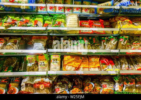 Asiatischen Supermarkt 'Asien' Supermarkt Regale, Reisnudeln, Dresden, Deutschland Stockfoto