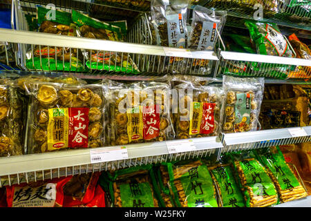Asiatischen Supermarkt 'Asien' Supermarkt Regale, getrocknete Pilze, Dresden, Deutschland Stockfoto