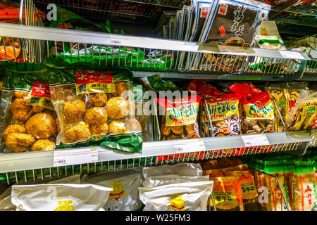 Asiatischer Supermarkt 'Go Asia' Supermarktregale, getrocknete Pilze, Dresden, Deutschland Supermarktregal Stockfoto