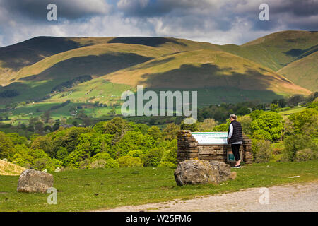 UK, Cumbria, Sedbergh, Frostrow und Soolbank, Besucher bei Tom Croft Hill Aussichtspunkt mit Blick auf howgill Fells Stockfoto