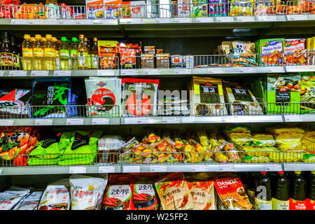 Asiatischer Supermarkt 'Go Asia' Supermarktregale, Zutaten für Sushi Dresden, Deutschland Supermarktregal Stockfoto