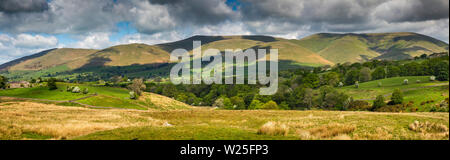 UK, Cumbria, Sedbergh, Frostrow und Soolbank, Panoramablick auf howgill Fells von Tom Croft Hill Aussichtspunkt auf Straße zu Hawes durch Garsdale Stockfoto