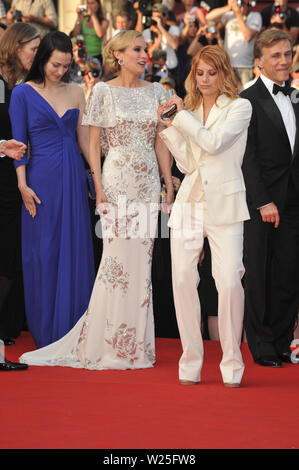 CANNES, Frankreich. 20. Mai 2009: Diane Kruger & Melanie Laurent bei der Premiere ihres neuen Films "Inglourious Basterds" in Konkurrenz am 62. Festival de Cannes. © 2009 Paul Smith/Featureflash Stockfoto