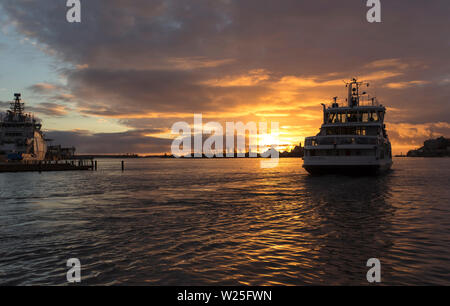 Helsinki, Finnland - 27 Dezember, 2017: Sonnenaufgang in Helsinki Hafen Stockfoto