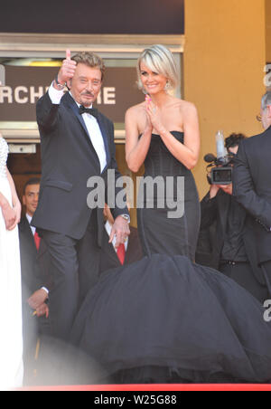 CANNES, Frankreich. 17. Mai 2009: Johnny Hallyday & Frau Laeticia Boudou bei der Premiere seines neuen Films 'Vengeance' im Wettbewerb auf das 62. Festival de Cannes. © 2009 Paul Smith/Featureflash Stockfoto