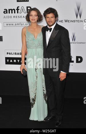 ANTIBES, Frankreich. 21. Mai 2009: Marion Cotillard & Guillaume Canet in der AmfAR Cinema Against AIDS Gala im Hotel du Cap d'Antibes. © 2009 Paul Smith/Featureflash Stockfoto