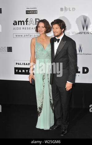 ANTIBES, Frankreich. 21. Mai 2009: Marion Cotillard & Guillaume Canet in der AmfAR Cinema Against AIDS Gala im Hotel du Cap d'Antibes. © 2009 Paul Smith/Featureflash Stockfoto