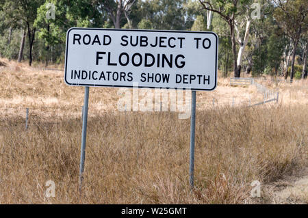 Eine Flutwarnung Schild innerhalb der Carnarvon Nationalpark im zentralen Hochland von Queensland, Australien. Stockfoto