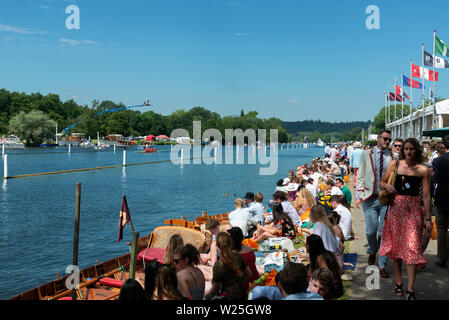 Henley-on-Thames, UK. 5. Juli, 2019. Henley Royal Regatta ist der herausragende, Fluss - gegründete internationale Ruderregatta. Es hat eine unvergleichliche Tradition und Platz in den Herzen der oberen Ruderer auf der ganzen Welt, wo 100.000 Zuschauer am Halbfinale teilnehmen - Finale Tag Samstag, den 6. Juli 2019. Besucher säumen die Ufer der Themse zum Picknick und die spannende Rennen genießen. Kredit Gary Blake/Alamy leben Nachrichten Stockfoto