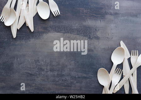 Blick von oben auf die verstreuten Holz- Besteck - Löffel, Gabeln und Messer auf Marmor schwarz Küche. Kopieren Sie Platz für Text. Stockfoto
